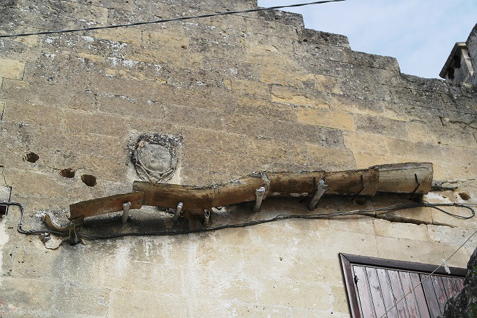 Ossa umane a sostegno della canala di scolo dell'acqua