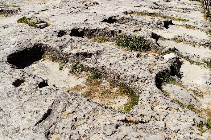 Sepolture intagliate nei calcari dei Sassi poste al disopra degli ipogei abitati. Gli antichi autori scrivevano che '' a Matera i morti stanno sopra i vivi'' 