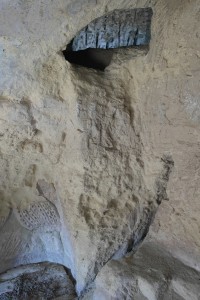 La cisterna con il foro in alto di entrata dell'acqua e la canaletta di raccolta