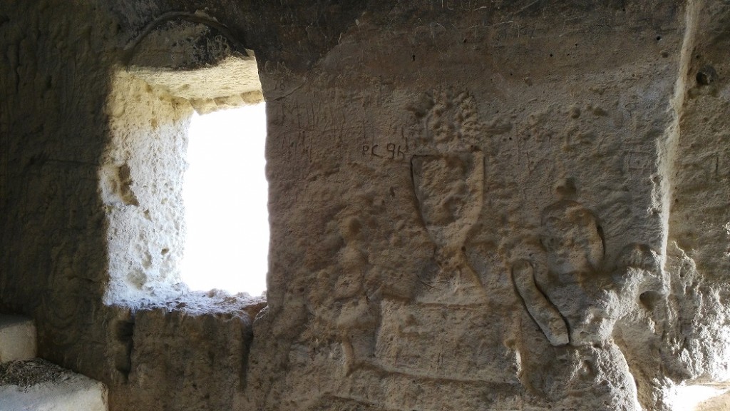 Bassorilievo del calice adorato da due angeli con l'ostia a forma di sole