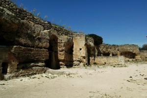 Masseria rupestre con l'aia-giardino a Matera (Basilicata)
