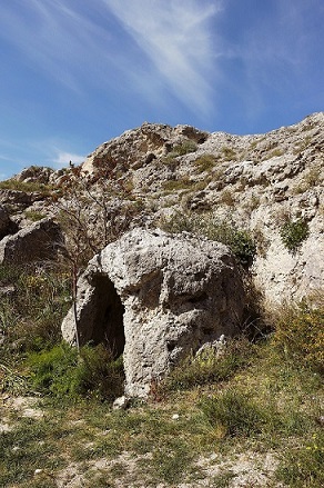 Dispositivo di raccolta dell'acqua della società rupestre sulla Murgia Materana