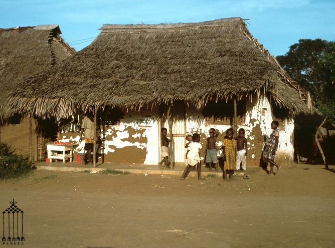 Capanna in argilla con tetto in foglie di palma - Villaggio in Kenya