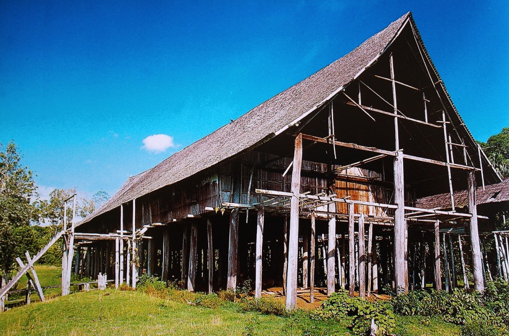 Casa lunga degli Iban (Borneo)