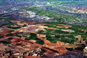 Attraverso il flusso dell'acqua, i campi coltivati intorno alla città di Thula diventano giardini colorati