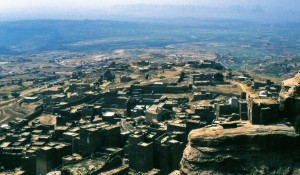 La vista della città bassa dalla rupe di Thula. Si nota una parte di mura che circondano l'abitato e sullo sperone  in primo piano, una cisterna a cielo aperto scavata nella roccia