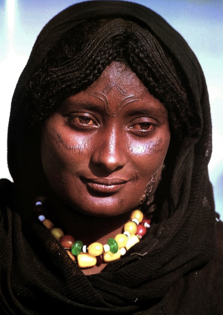 La donna sahariana nelle acconciature e nei tatuaggi iscrive sul corpo i simboli della vita