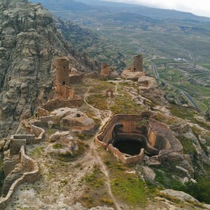 Thula alta - Torrette e mura perimetrali cisrcondano il sistema delle cisterne che alimentano l'abitato ed il sistema dei terrazzamenti in basso