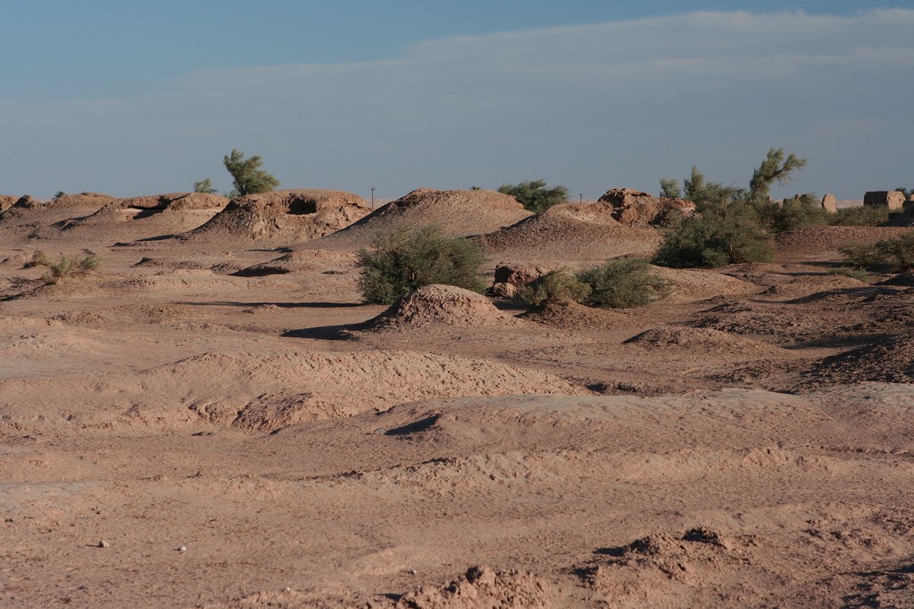 Sahara - The heaps of stone on the surface, resulting from the excavation wastes of the vertical air shaft, show the underground layout of the foggara 