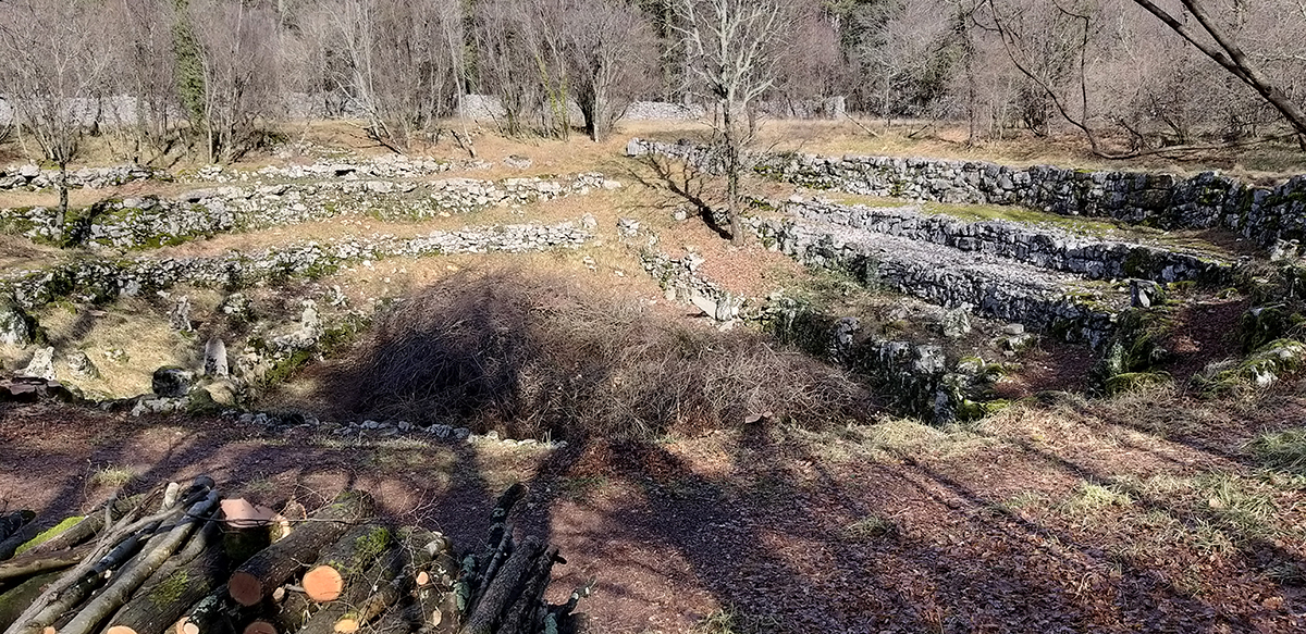 La dolina di Bugomili caratterizzata dai gradoni in pietra a secco