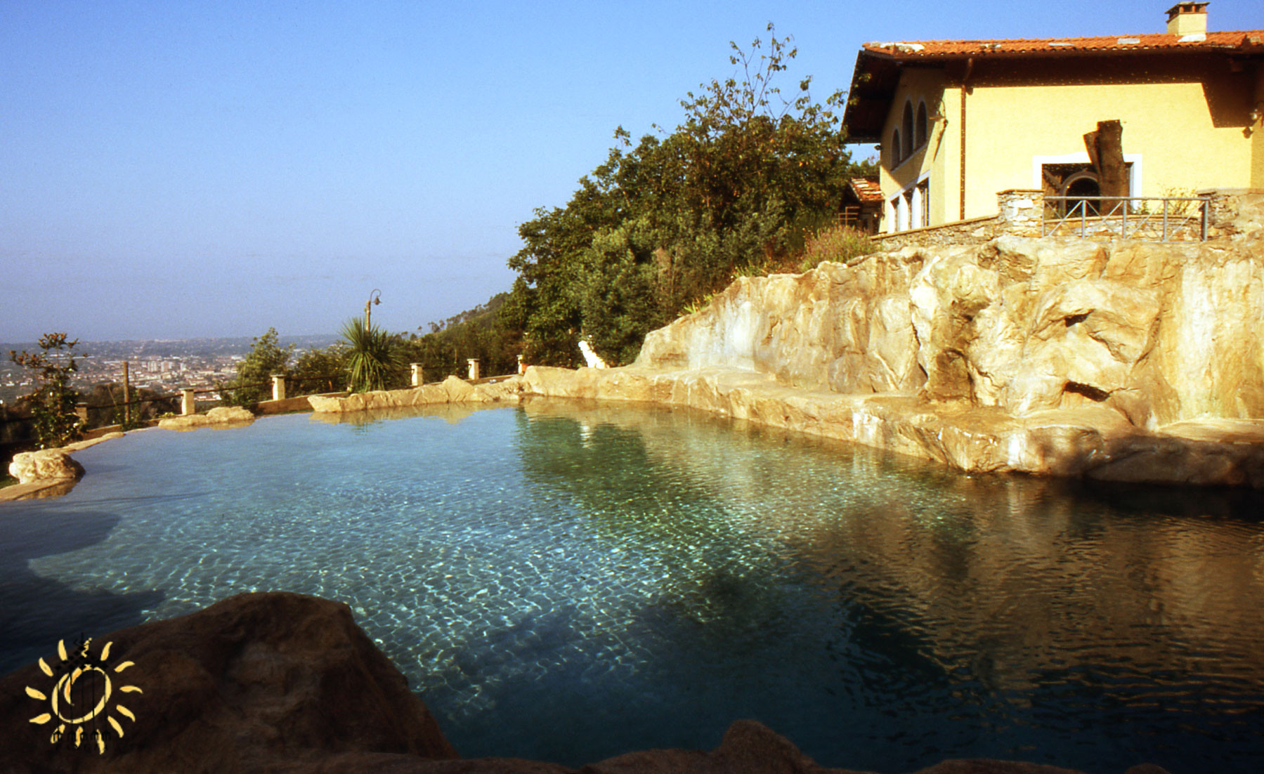 la grande piscina di roccia locale, alimentata con l'acqua raccolta dalle coperture 